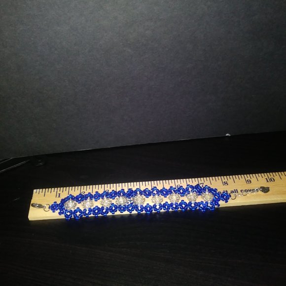 Handmade bracelet with beads in blue and white tones. - Picture 9 of 11